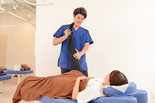 その股関節の痛み、普段の座り方が原因！？福島西