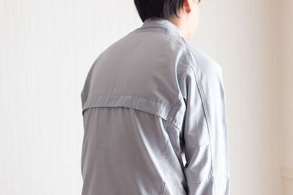 背中が丸まった男性