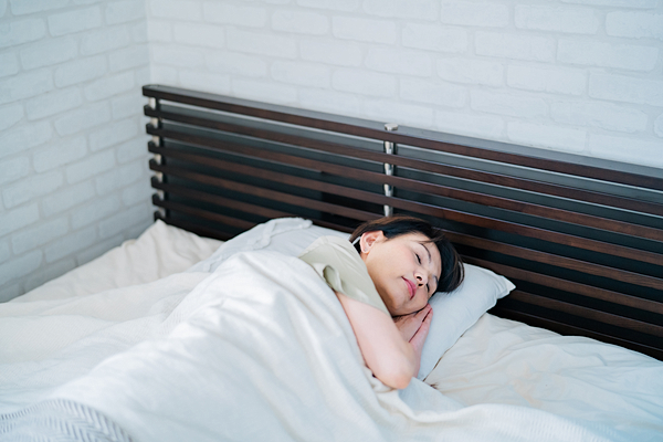 睡眠する女性