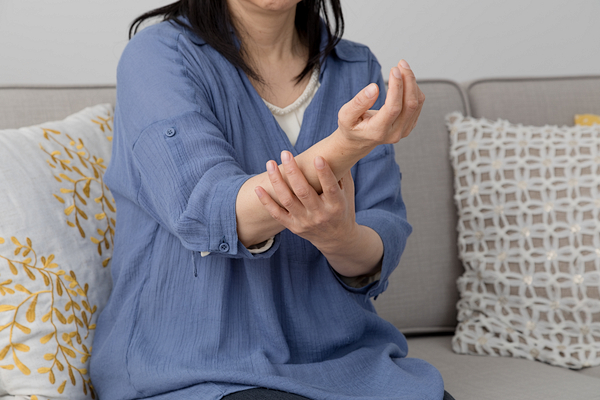 手を触る女性