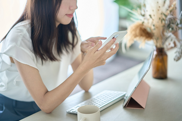 スマホを見る女性